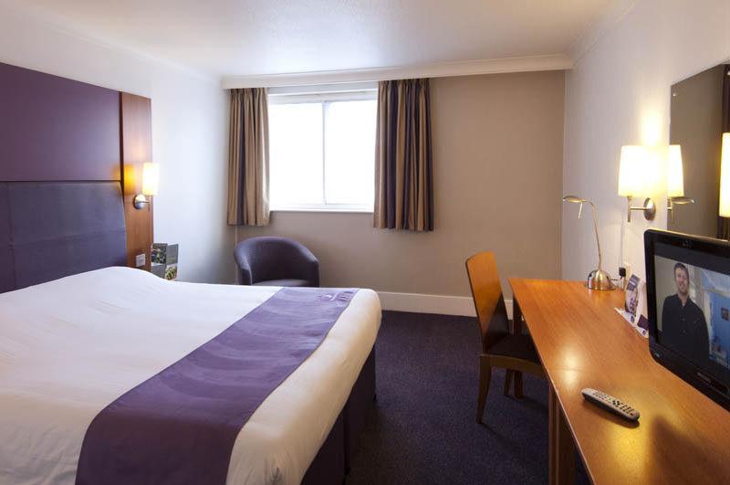Premier Inn Gatwick Crawley Exterior photo
