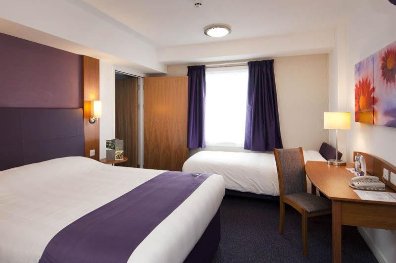 Premier Inn Gatwick Crawley Exterior photo