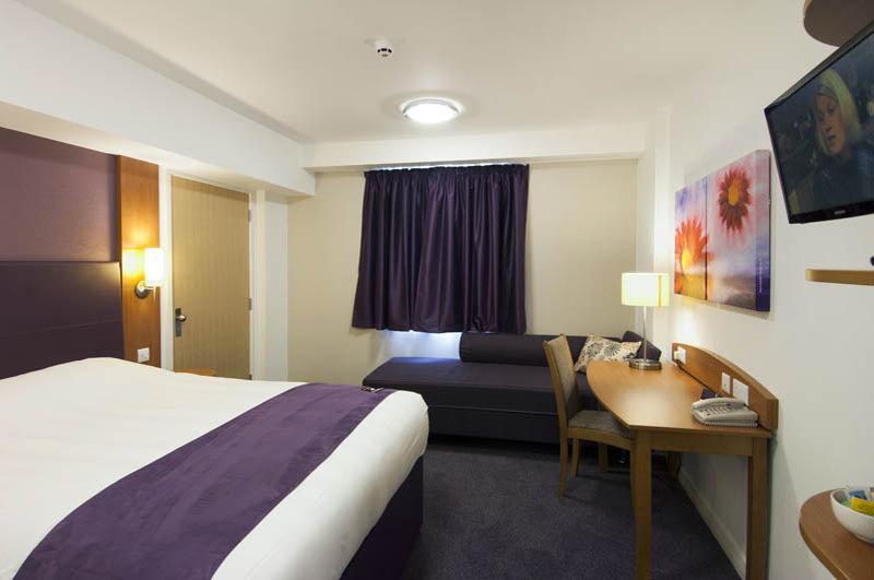 Premier Inn Gatwick Crawley Exterior photo